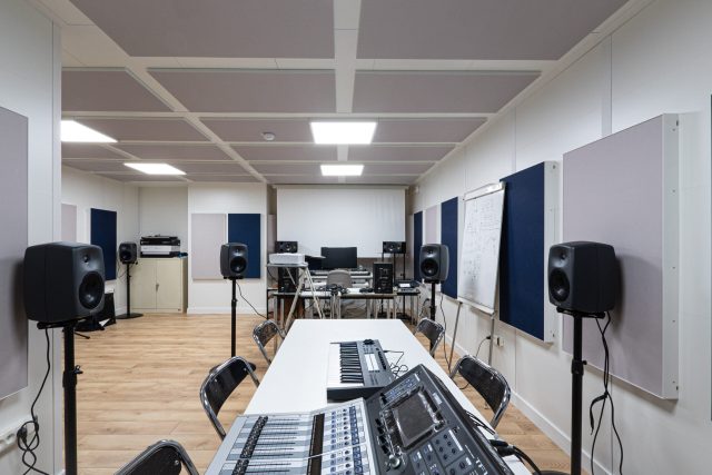 studio de répétition studio de musique cabine acoustique isolation mixage
insonorisation HDS studios HDS Cabines Studio d’enregistrement école de musiquerehearsal studio music studio acoustic booth isolation mixing
soundproofing HDS studios HDS booths recording studio music school conservatoire