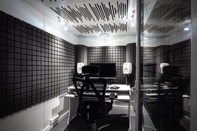 studio de répétition studio de musique cabine acoustique isolation mixage
insonorisation HDS studios HDS Cabines Studio d’enregistrement école de musiquerehearsal studio music studio acoustic booth isolation mixing
soundproofing HDS studios HDS booths recording studio music school