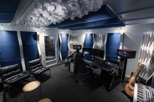 studio de répétition studio de musique cabine acoustique isolation mixage
insonorisation HDS studios HDS Cabines Studio d’enregistrement école de musiquerehearsal studio music studio acoustic booth isolation mixing
soundproofing HDS studios HDS booths recording studio music school