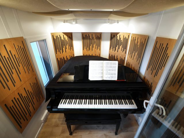 piano-petrof-scaled-1.jpg